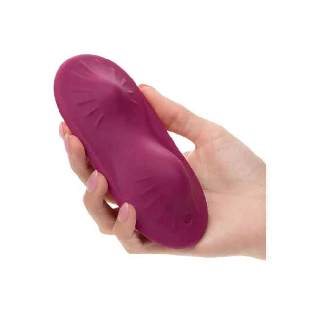 Aparat de masaj intim CALEXOTICS Dual Rider Grinder. cu jartieră detașabilă. control prin telecomandă. 12 funcții de vibrații. mov
