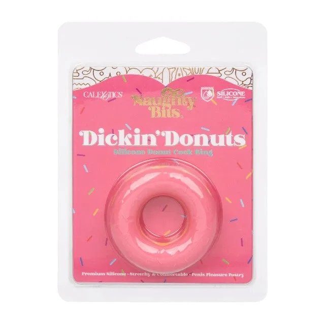 Inel pentru penis CALEXOTICS Dickin' Donuts. în formă de gogoașă. din silicon elastic și confortabil. diametru 2.5 cm. roz