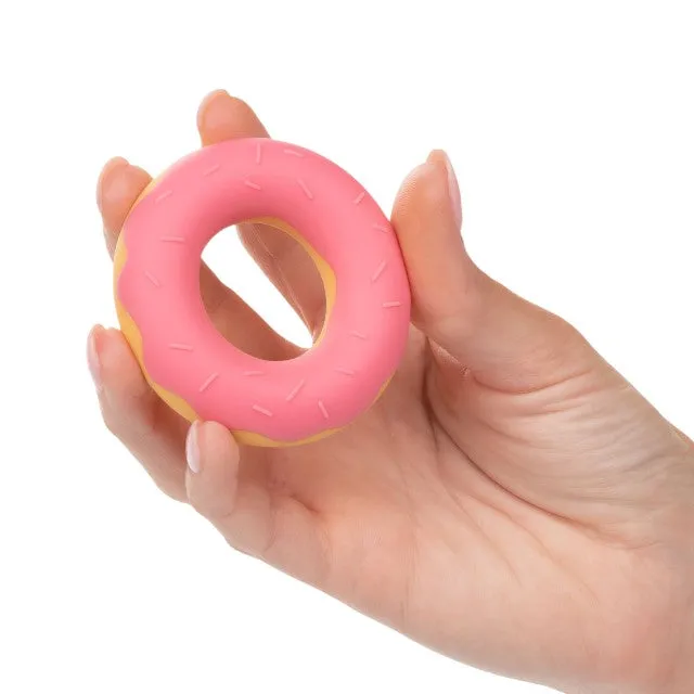 Inel pentru penis CALEXOTICS Dickin' Donuts. în formă de gogoașă. din silicon elastic și confortabil. diametru 2.5 cm. roz